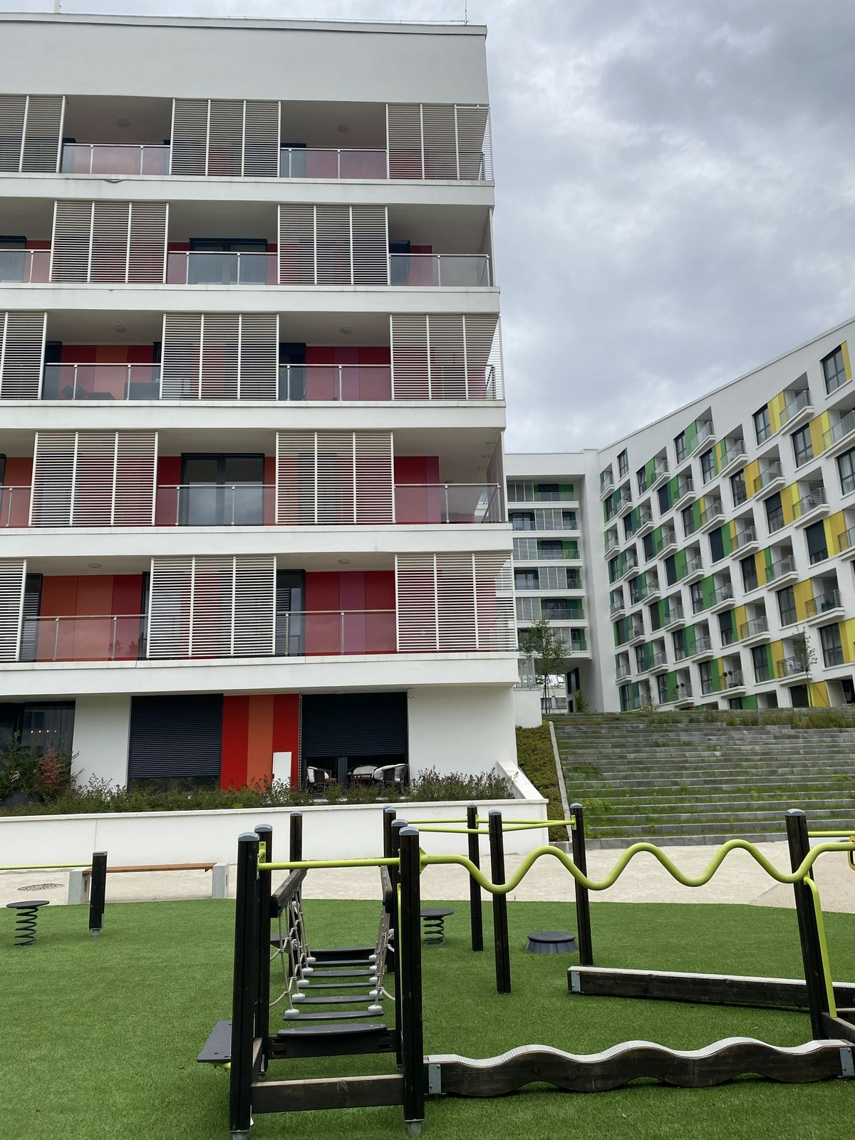 Játszótér és kültéri fitneszeszközök a lakóparkban